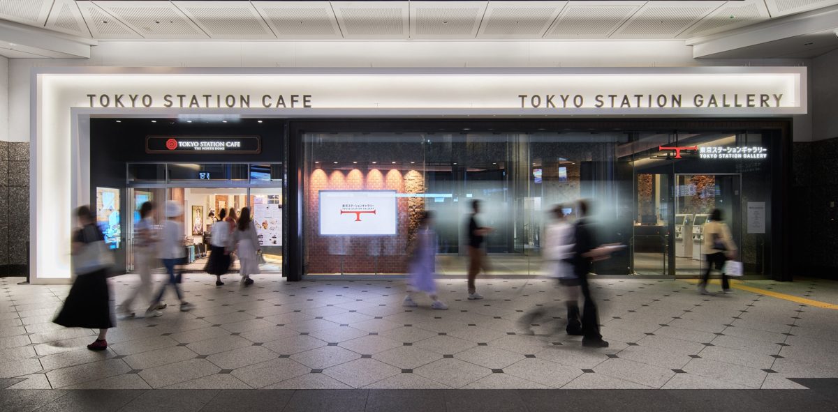 駅の通路に面して「TOKYO STATION CAFE」と「TOKYO STATION GALLERY」の看板が並ぶ入口の写真