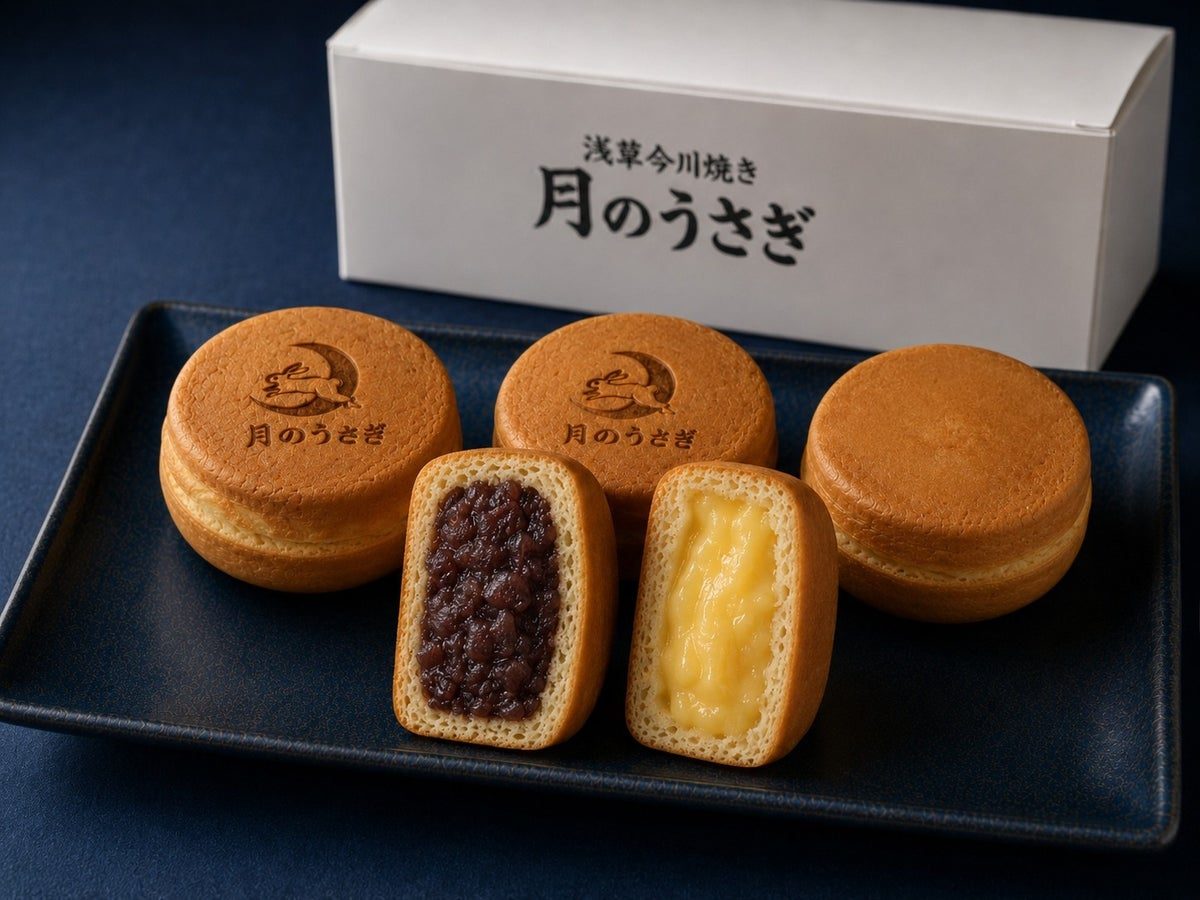 「浅草今川焼き 月のうさぎ」と書かれた白い箱の前に、焼印入りの今川焼きと、断面が粒あんとカスタードの今川焼きが並ぶ写真