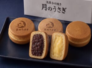「浅草今川焼き 月のうさぎ」の白い箱の前に、うさぎの焼印が入った今川焼きと、つぶあん・カスタードの断面が並ぶ