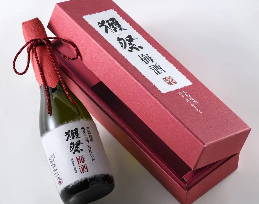 獺祭梅酒のボトルと赤い化粧箱