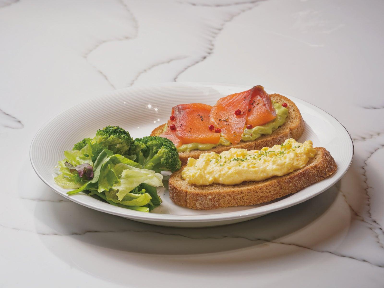 サーモンとワカモレ、スクランブルエッグを載せたパンと野菜のプレート