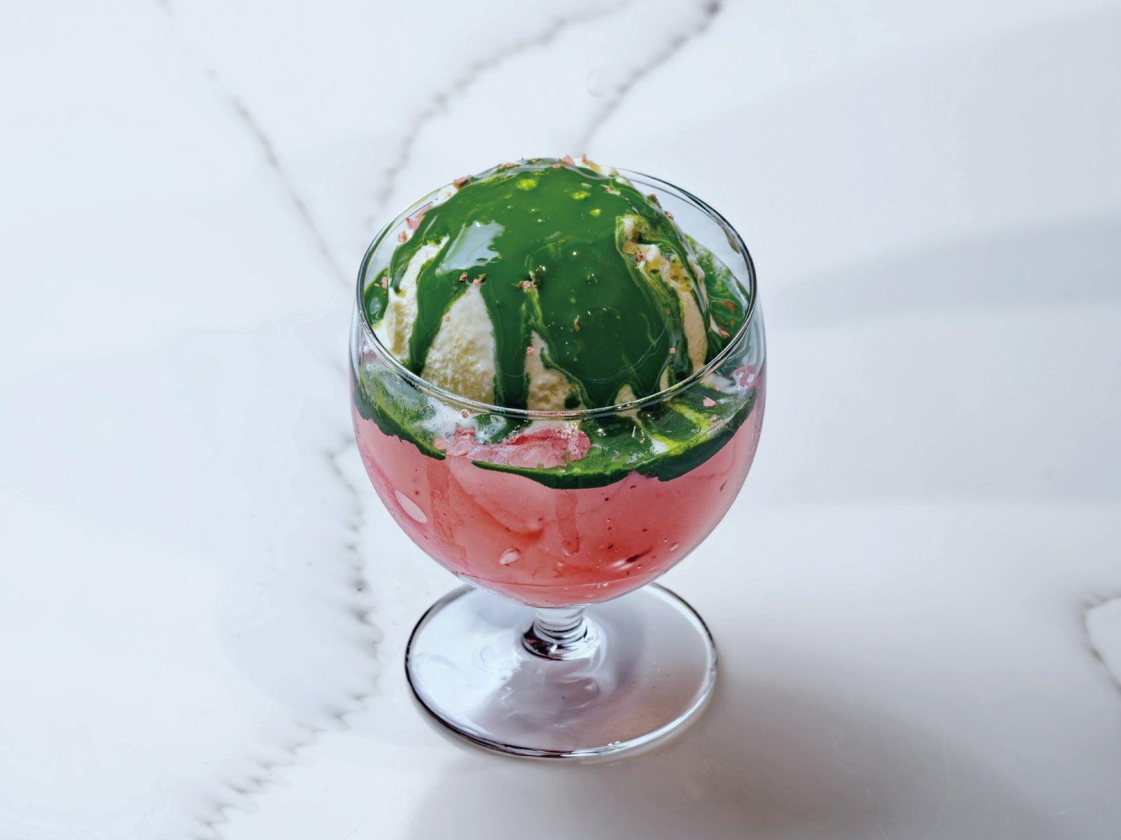 桜色のゼリーとバニラアイスに緑の抹茶ソースを重ねたアフォガート