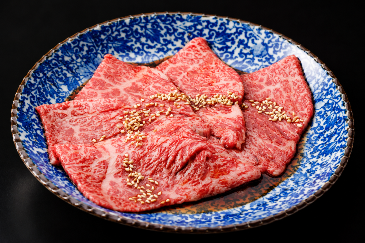 青い皿に盛り付けた、焼肉やっぱ。の中とろロース