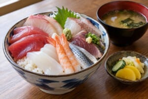 厚切りの刺身をのせた海鮮丼と味噌汁のイメージ画像