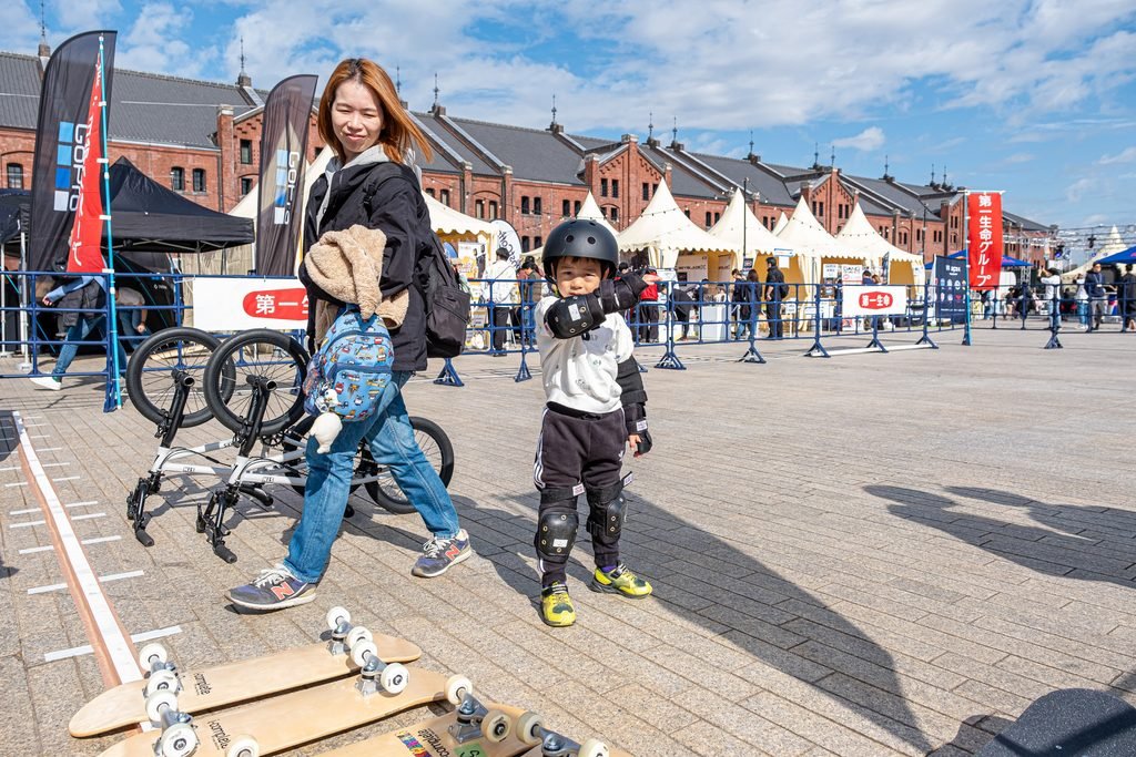 2025年のYOKOHAMA URBAN SPORTS FESTIVALの体験エリア。横浜赤レンガ倉庫前の広場にスケートボードやBMXが並ぶ