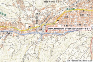 地理院地図に、千歳川沿いのJR東海道線の高架付近にある湯河原のみかん狩り案内所の位置を赤い点で示した地図